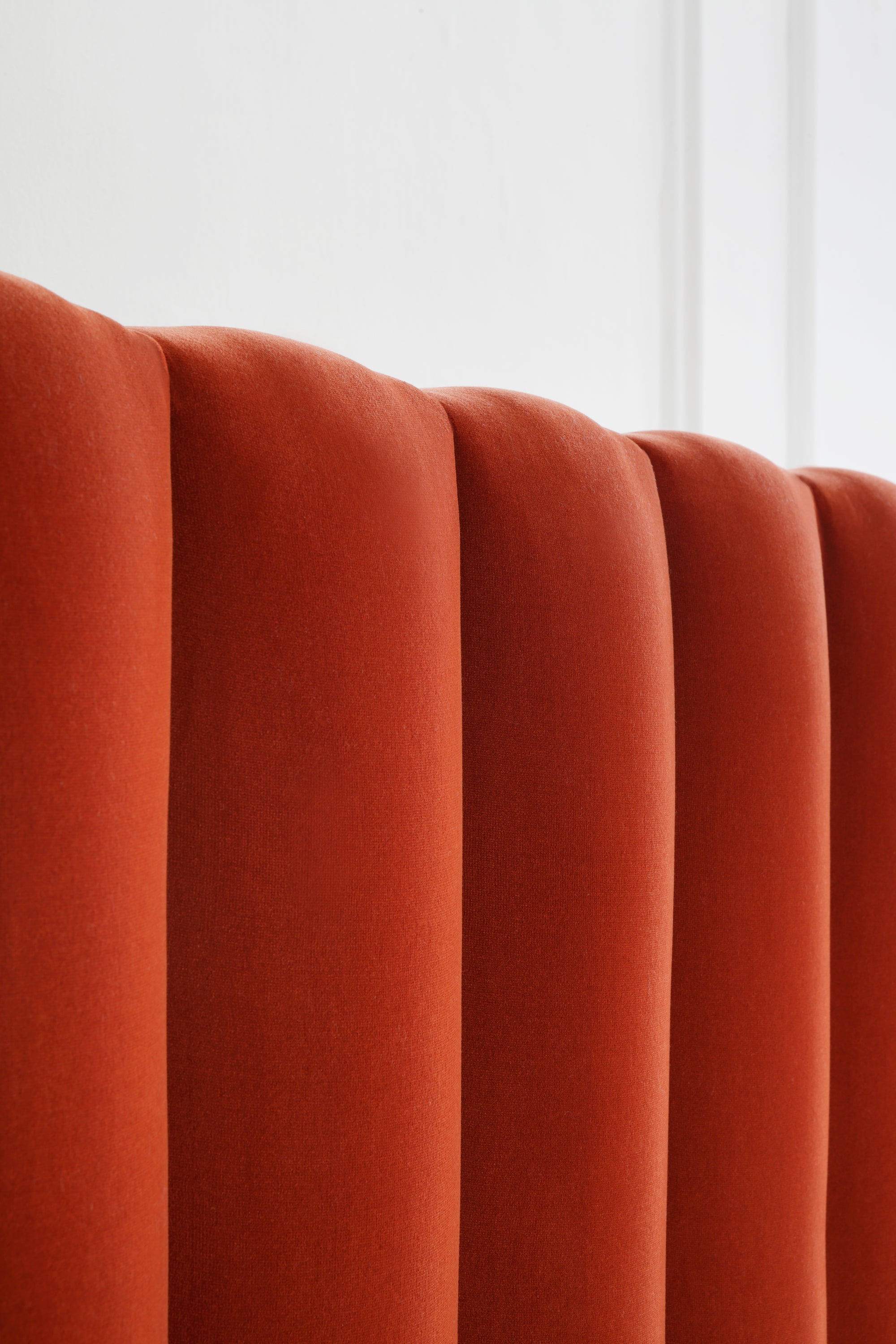 A close-up of the Savoir Hudson fluted headboard