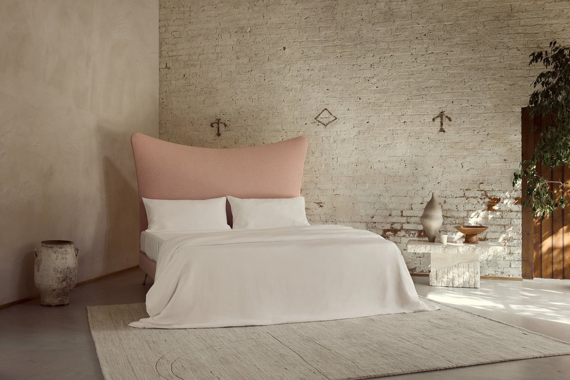 Amelia bed dressed in Savoir white pure Organic Linen set