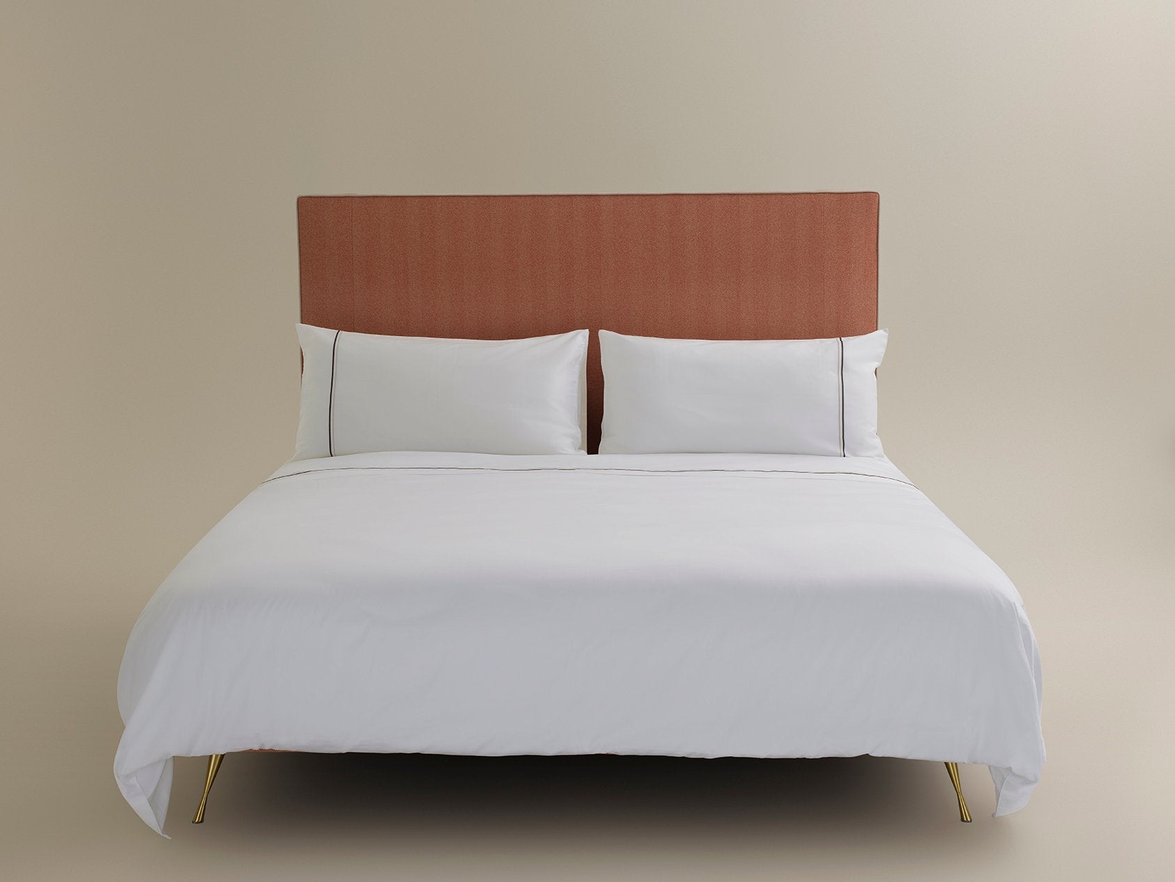 Amelia bed dressed in Savoir white pure Organic Linen set