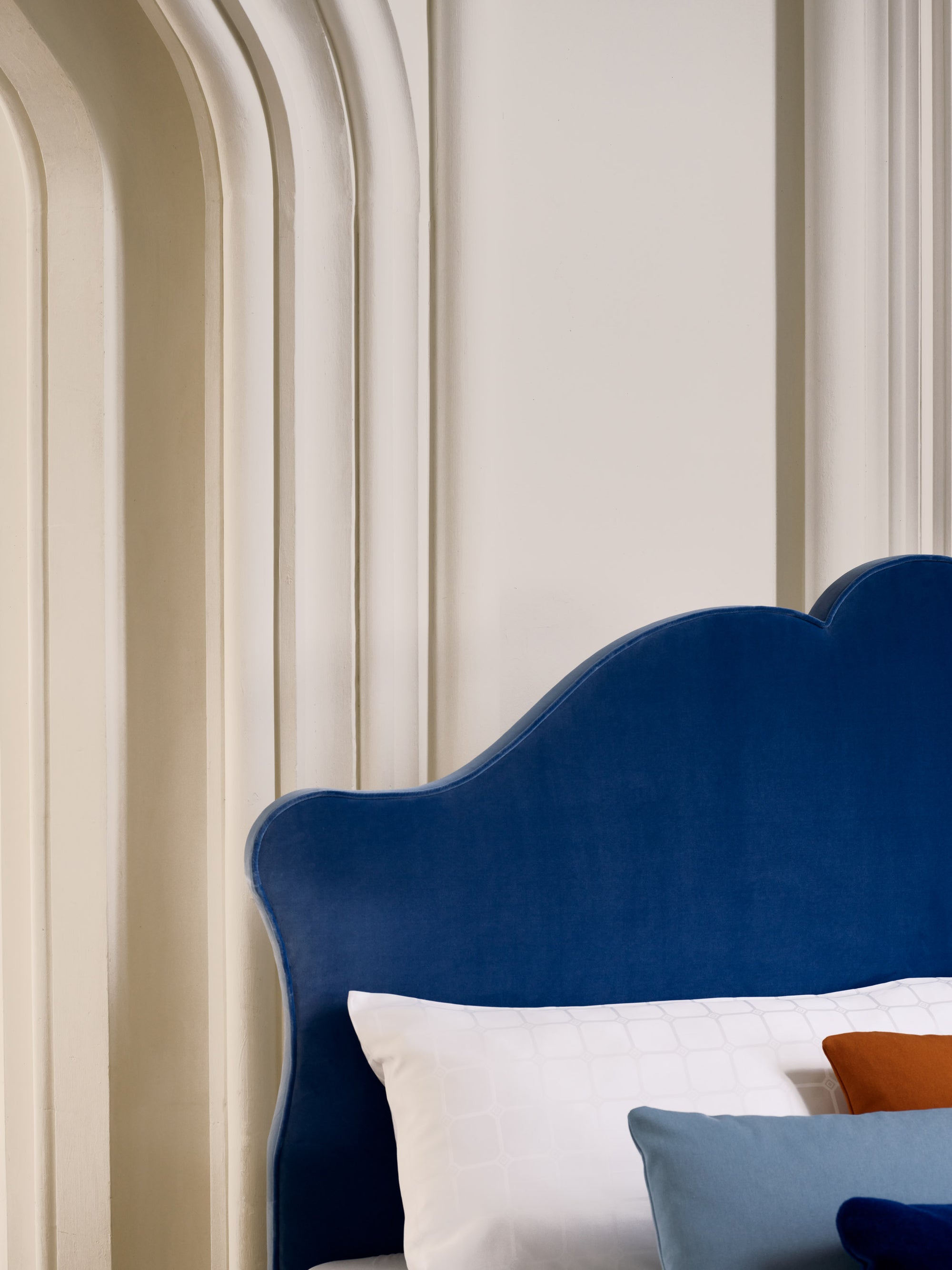 Close-up of the 100% cotton velvet fabric Lenoir headboard