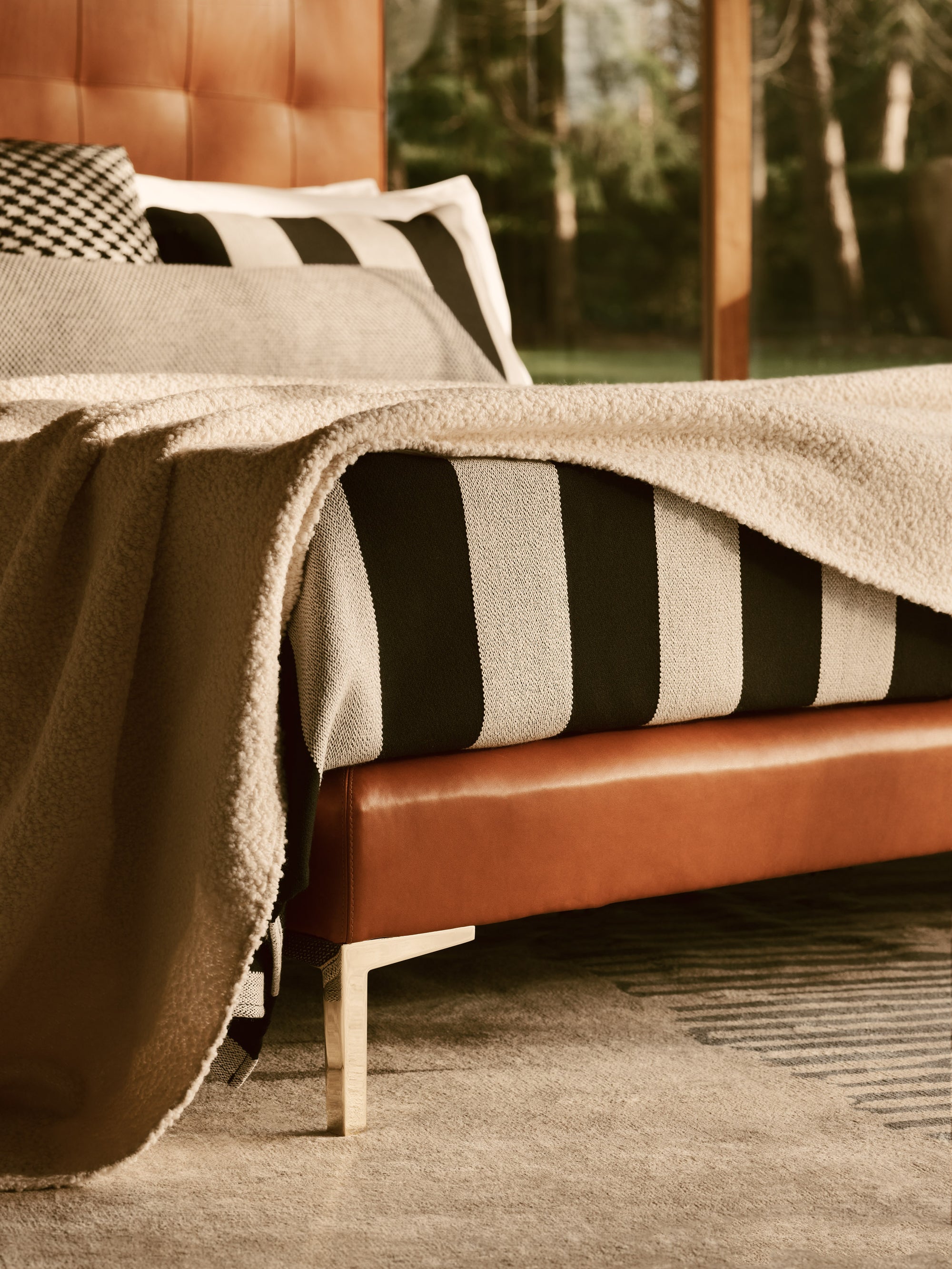 Close-up of the Winston base and the stripes