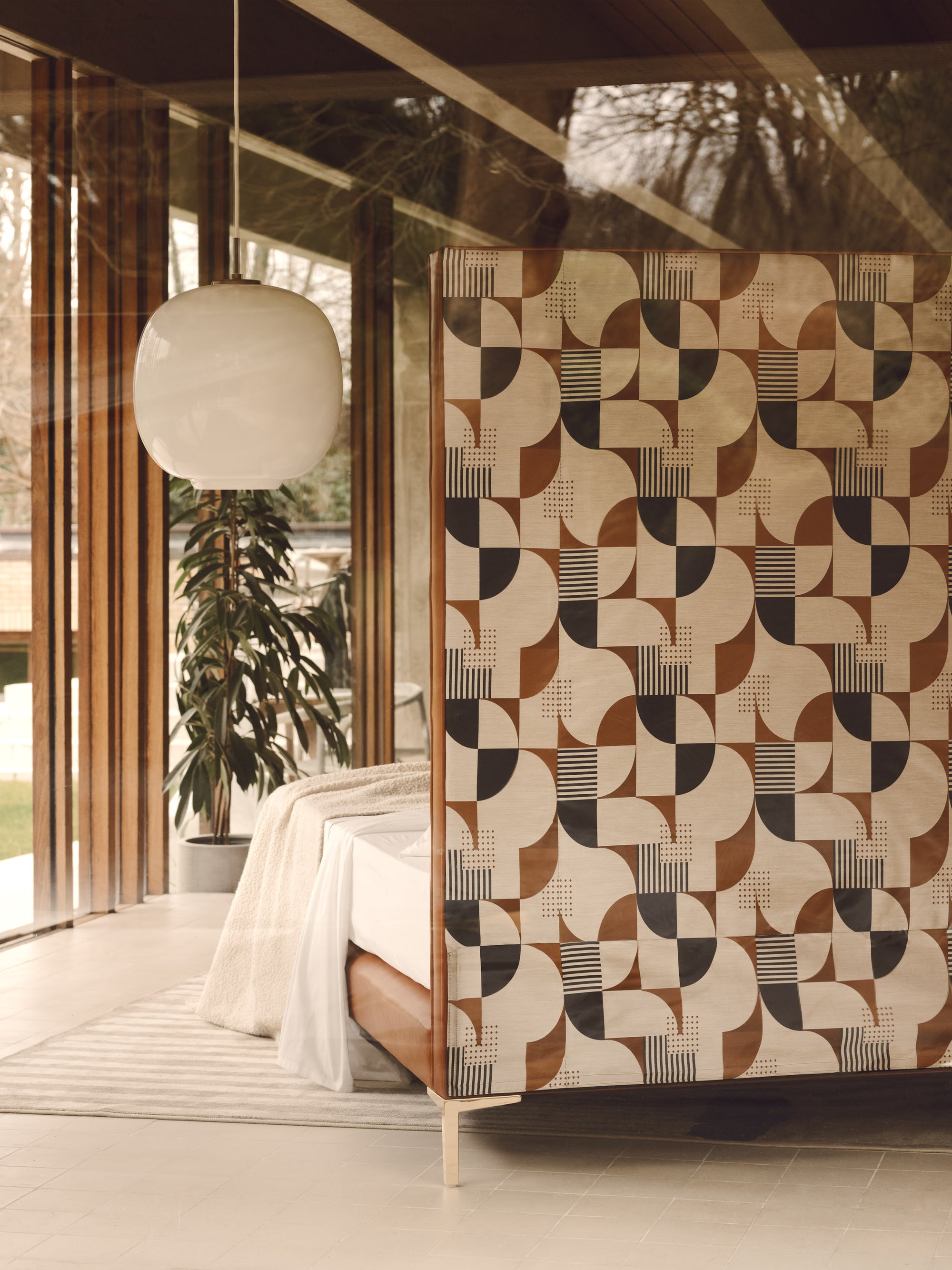 Close-up of the Savoir Winston headboard back design