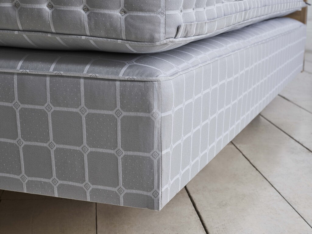 Trellis ticking on Savoir no.2 base