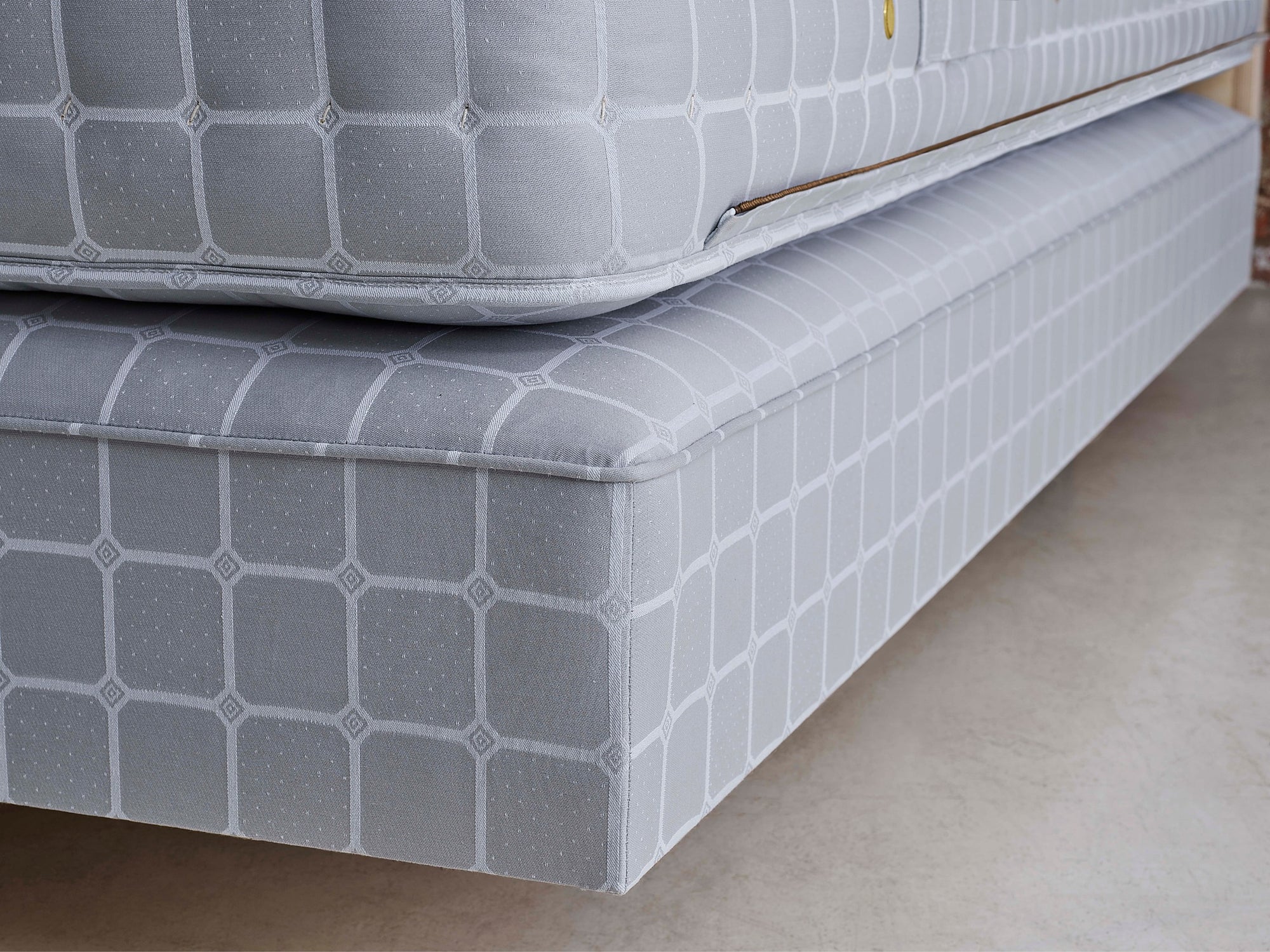 Base corner of Savoir No.3 bed set