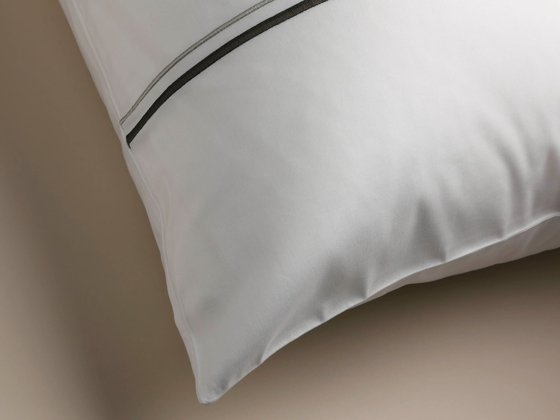 Percale Savoir pillowcase with corded detail