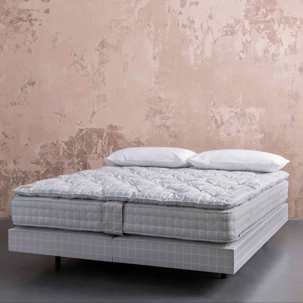 Side view of the Savoir No5 bed set