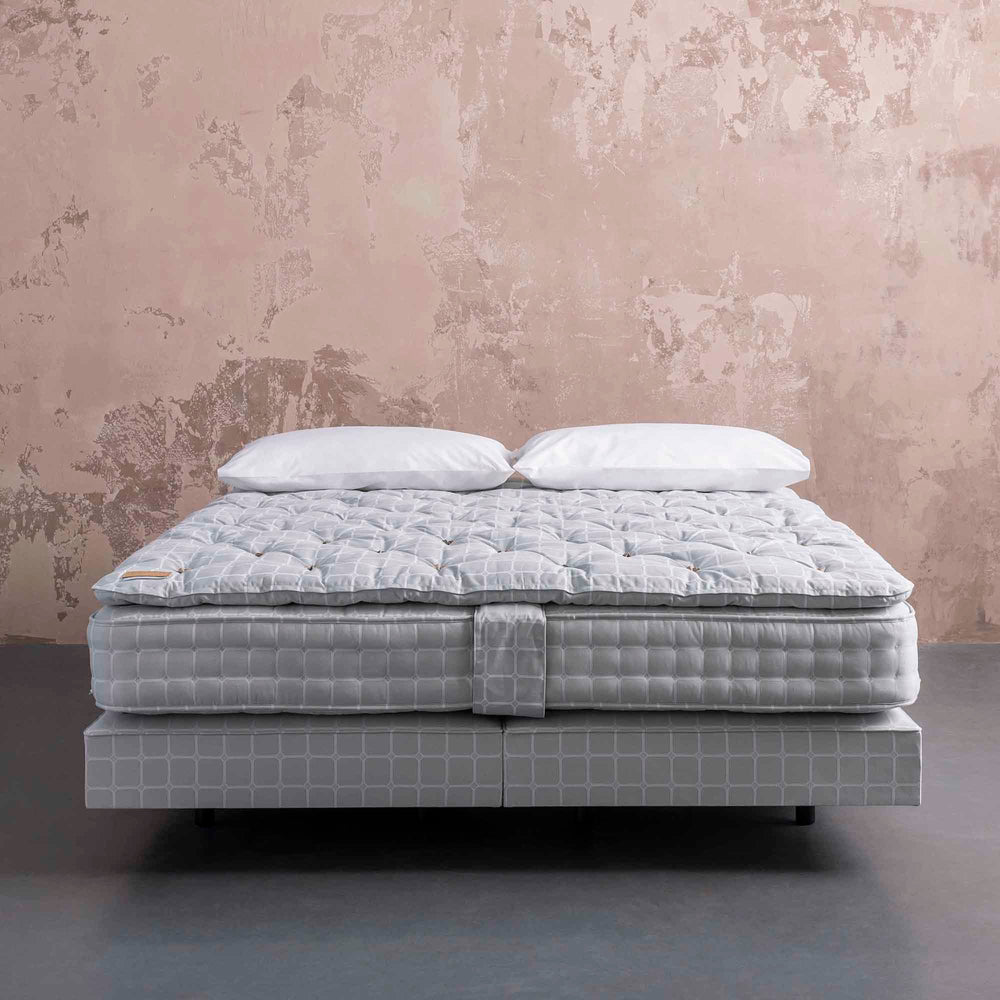 Front view of the Savoir No5 bed set