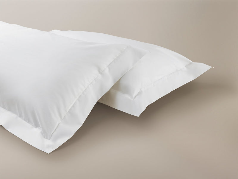 Top view of the percale 500 pillowcase pair with Oxford style