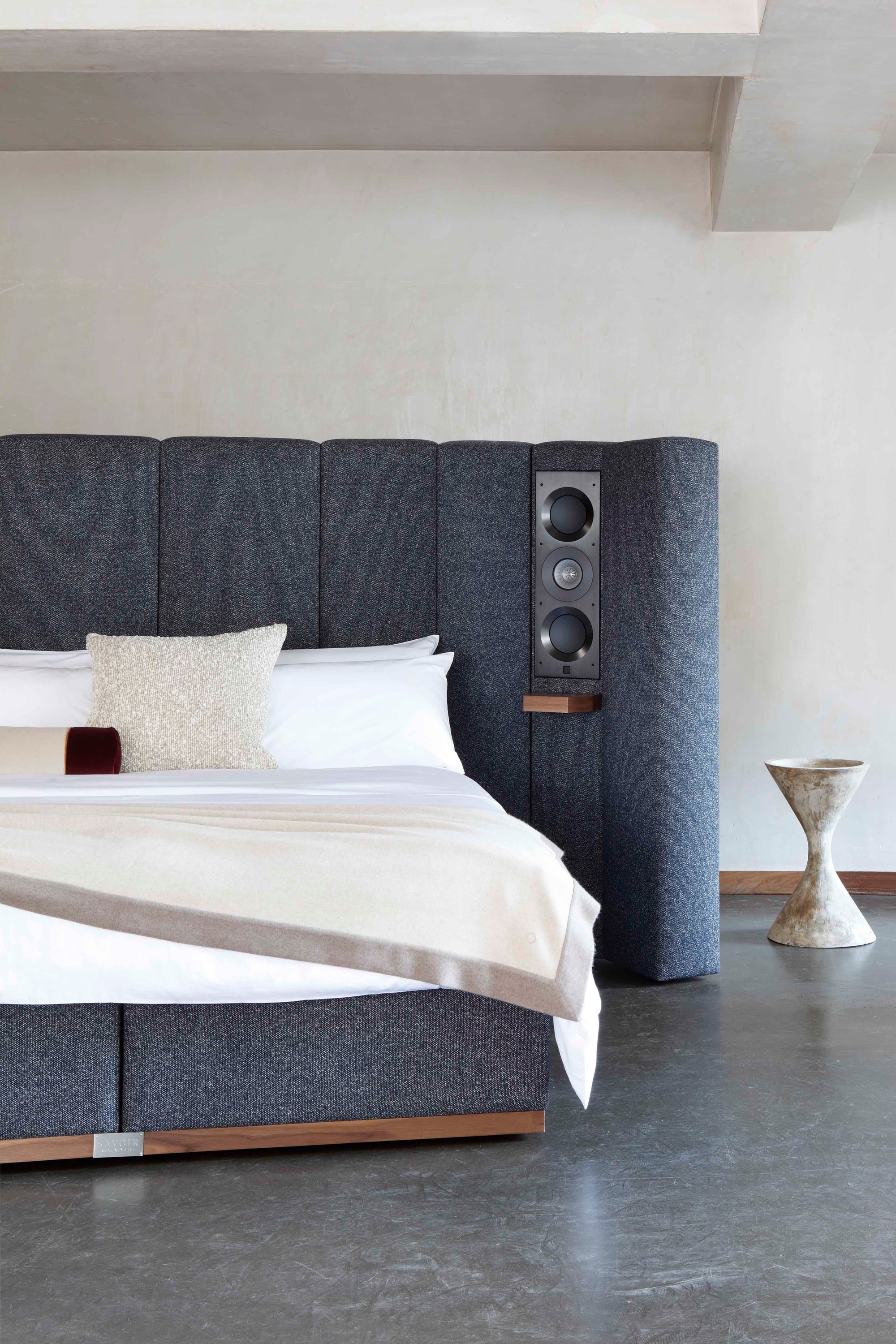 Portrait of the Savoir Seventy Five bed