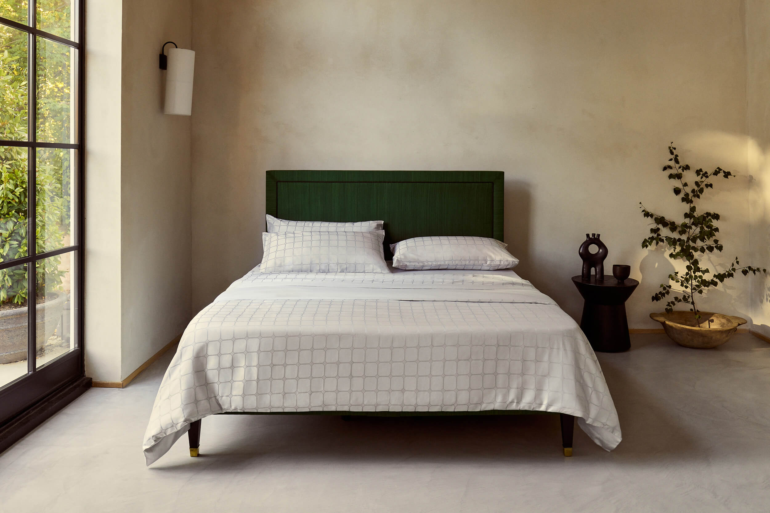 Amelia bed dressed in Savoir white pure Organic Linen set