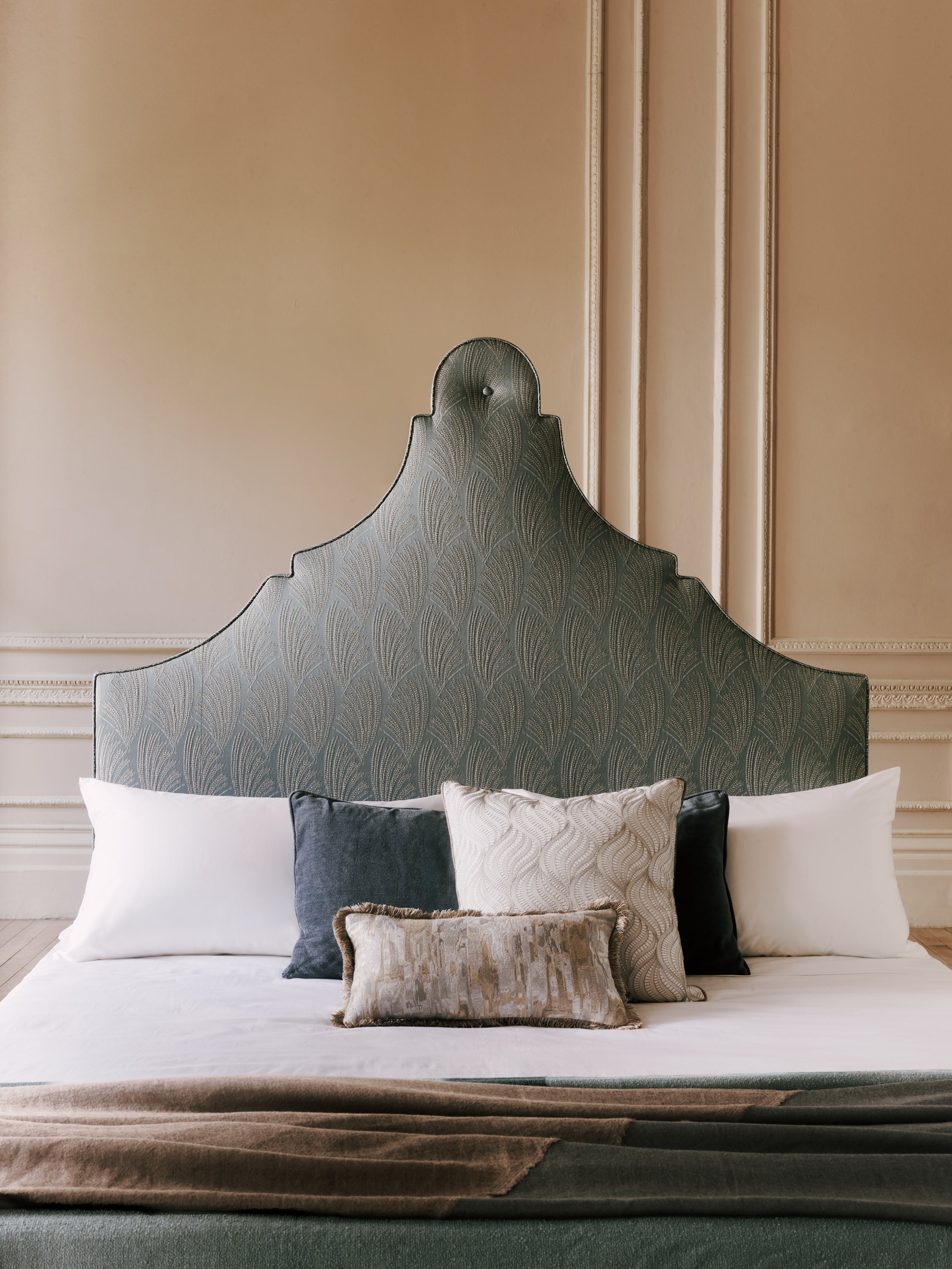 ✿ELM❀　美品　SWANY　スワニー　D-157　ティノ・サコ Handcrafted Claudia Bed - Rococo Inspired Grandeur | Savoir Beds