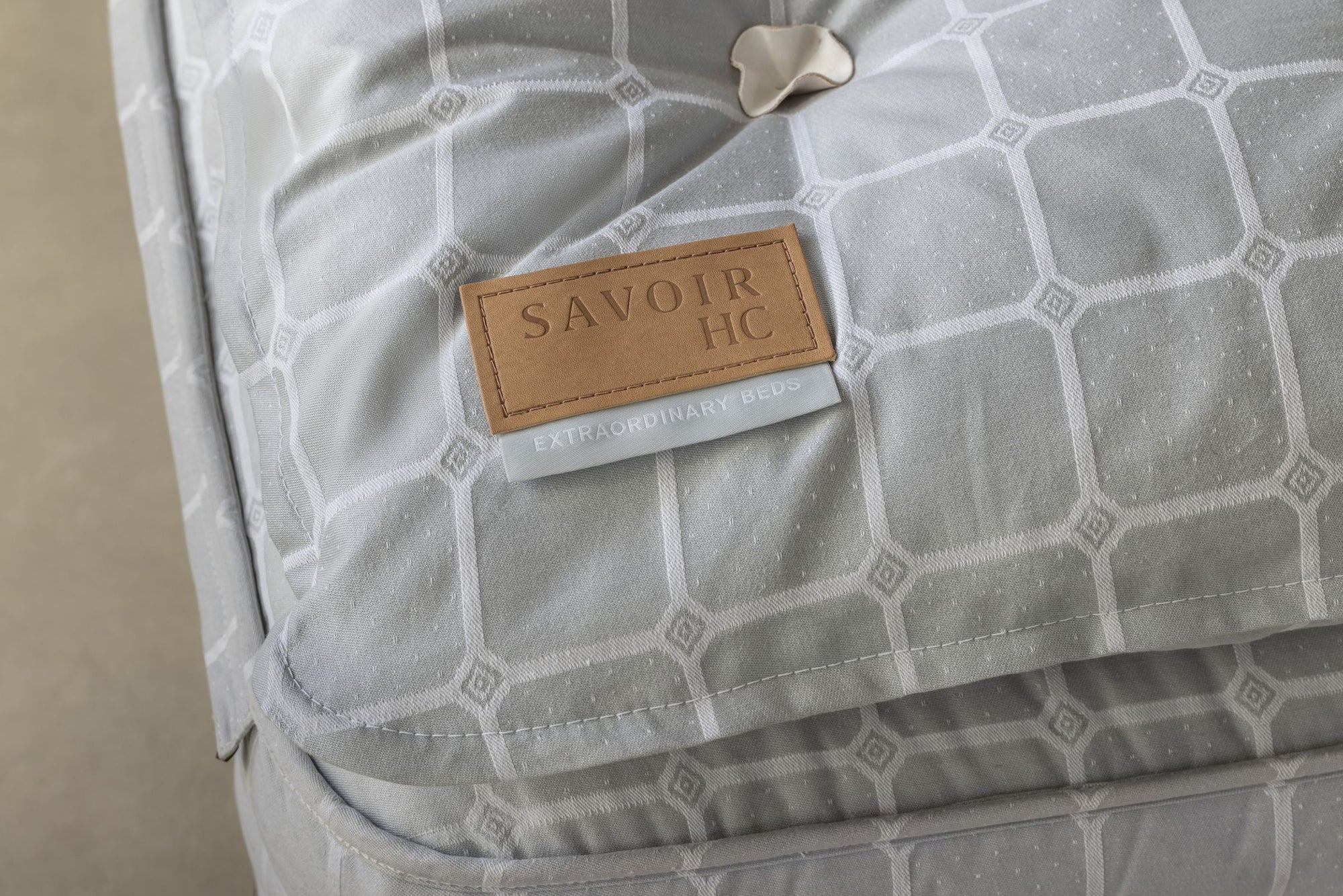 Close up of the  'SAVOIR HC' label on the topper