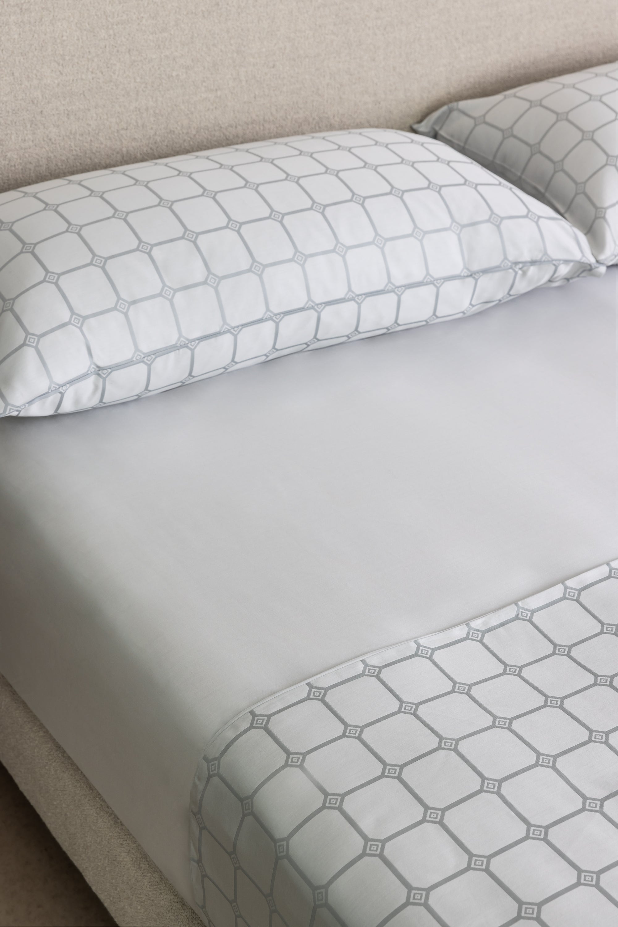 The Trellis Luxury Fitted Sheet - Silver