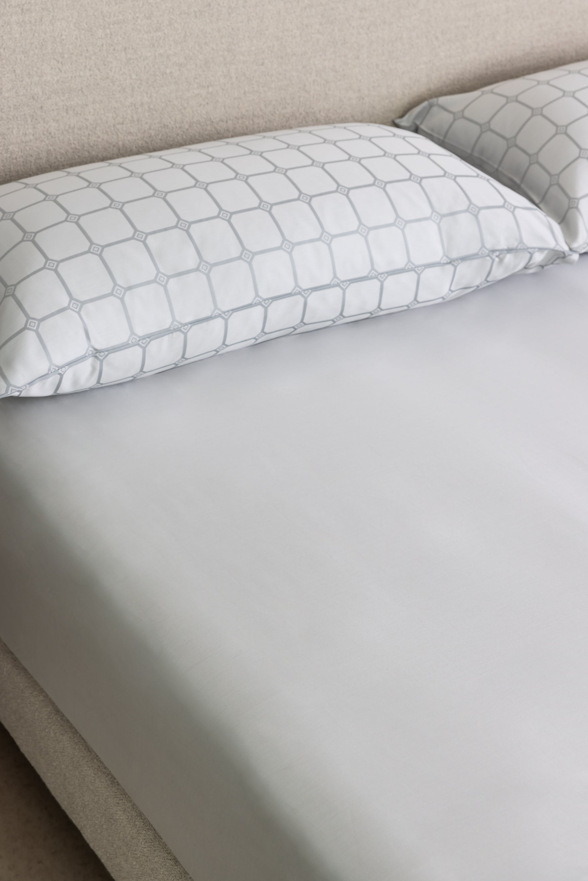 The Trellis Luxury Fitted Sheet - Silver