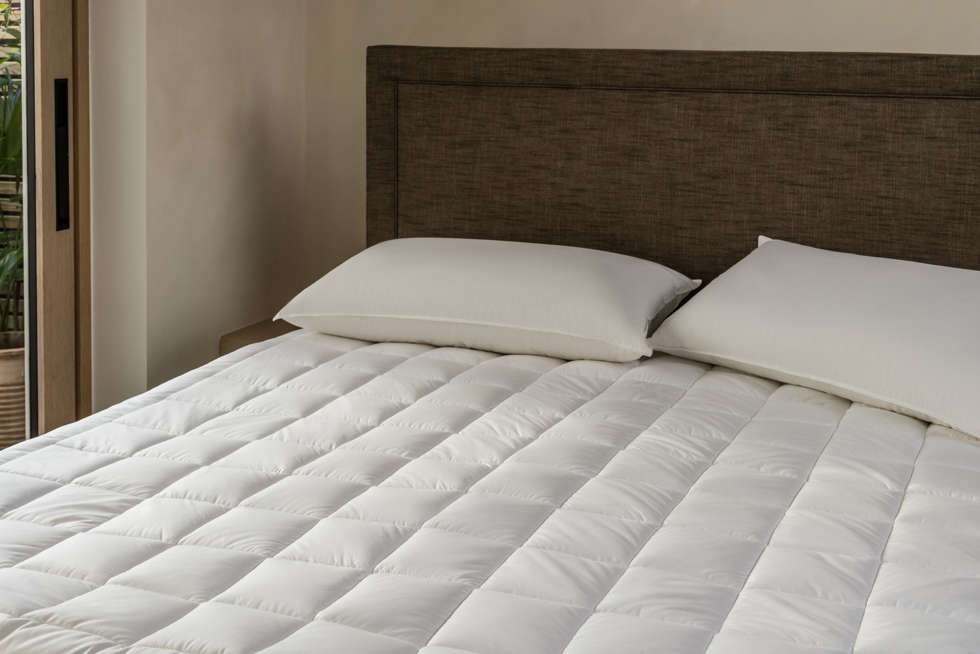 Baffled box stitching of tencel and maize mattress protector on a Savoir bed