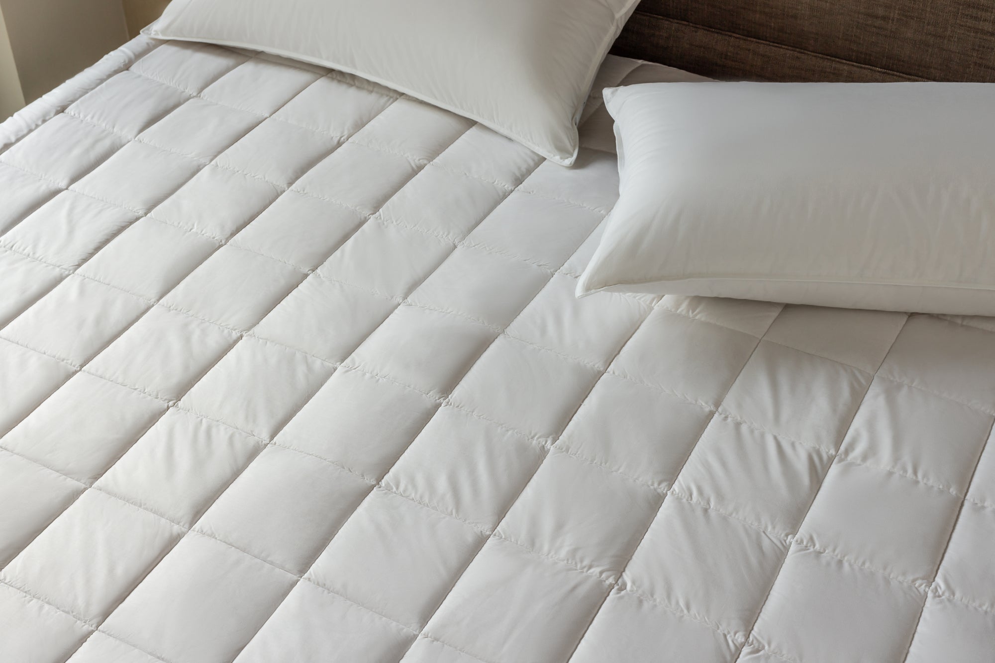 Baffled box stitching of Savoir wool mattress protector with two pillows