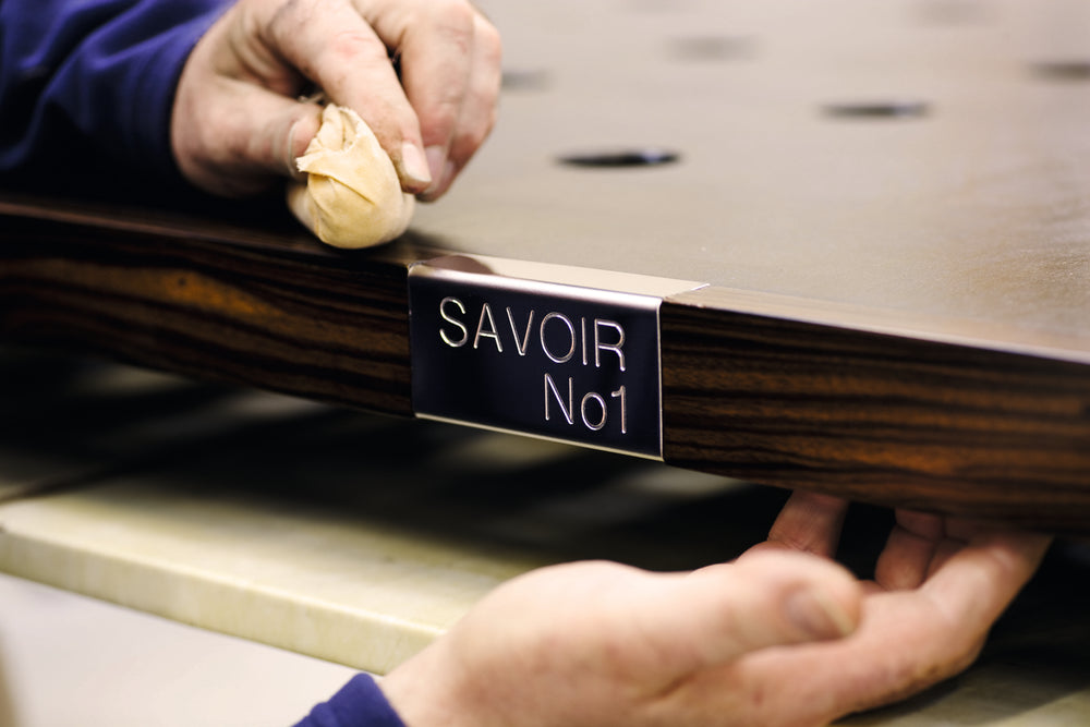 Walnut burr wood and close-up of the Savoir No1