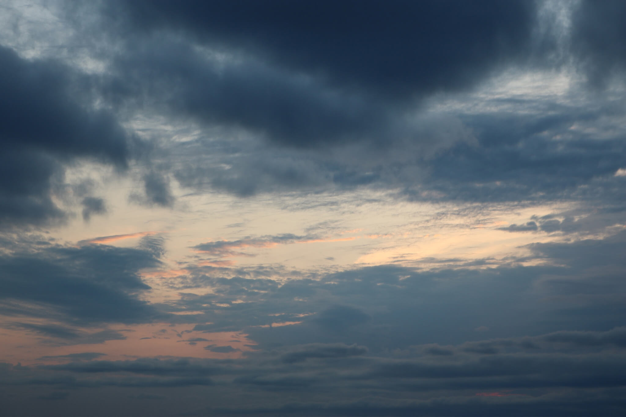 Skyline mit Wolken in der Dämmerung