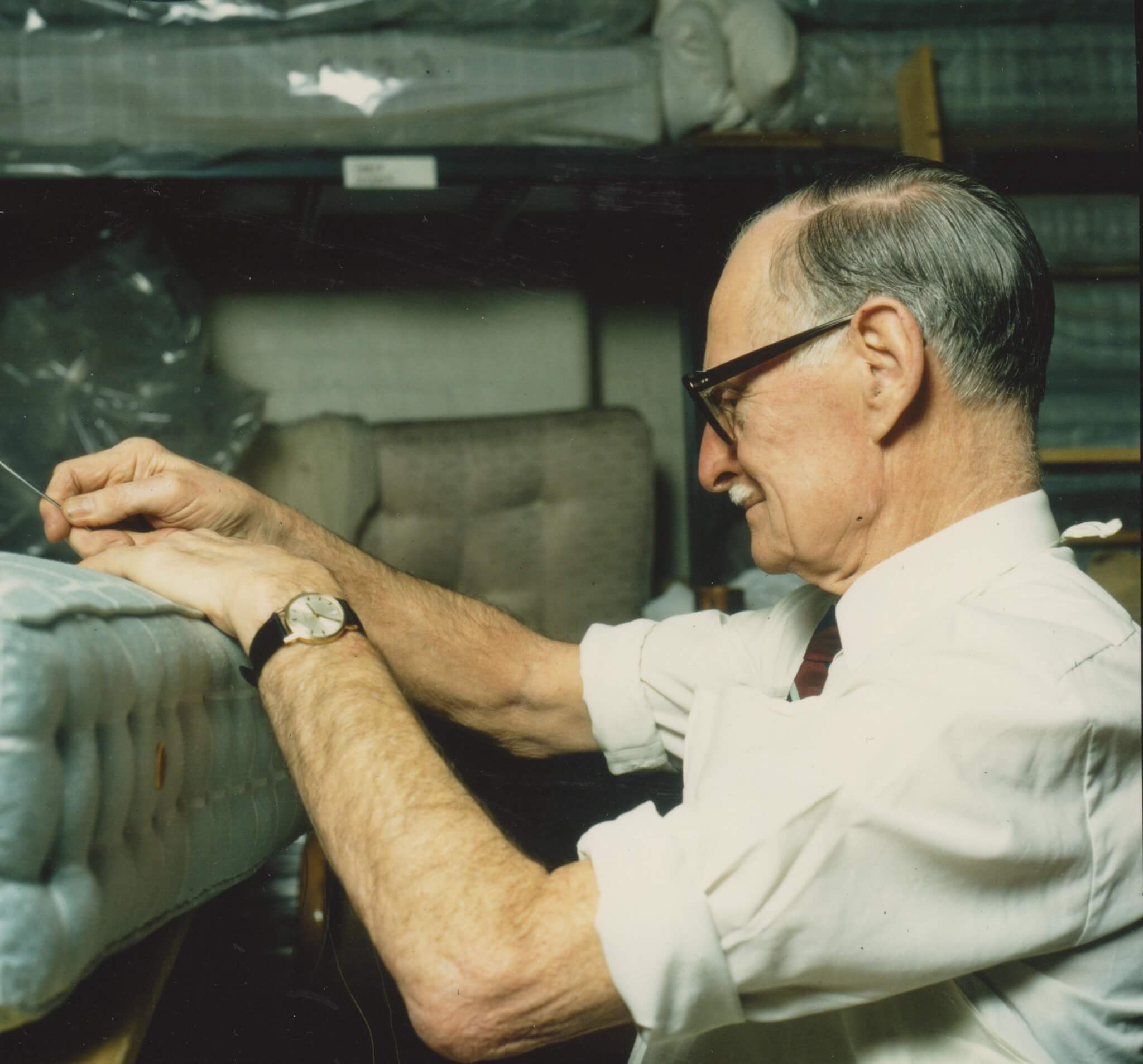 Historical picture of a Savoir mattress maker