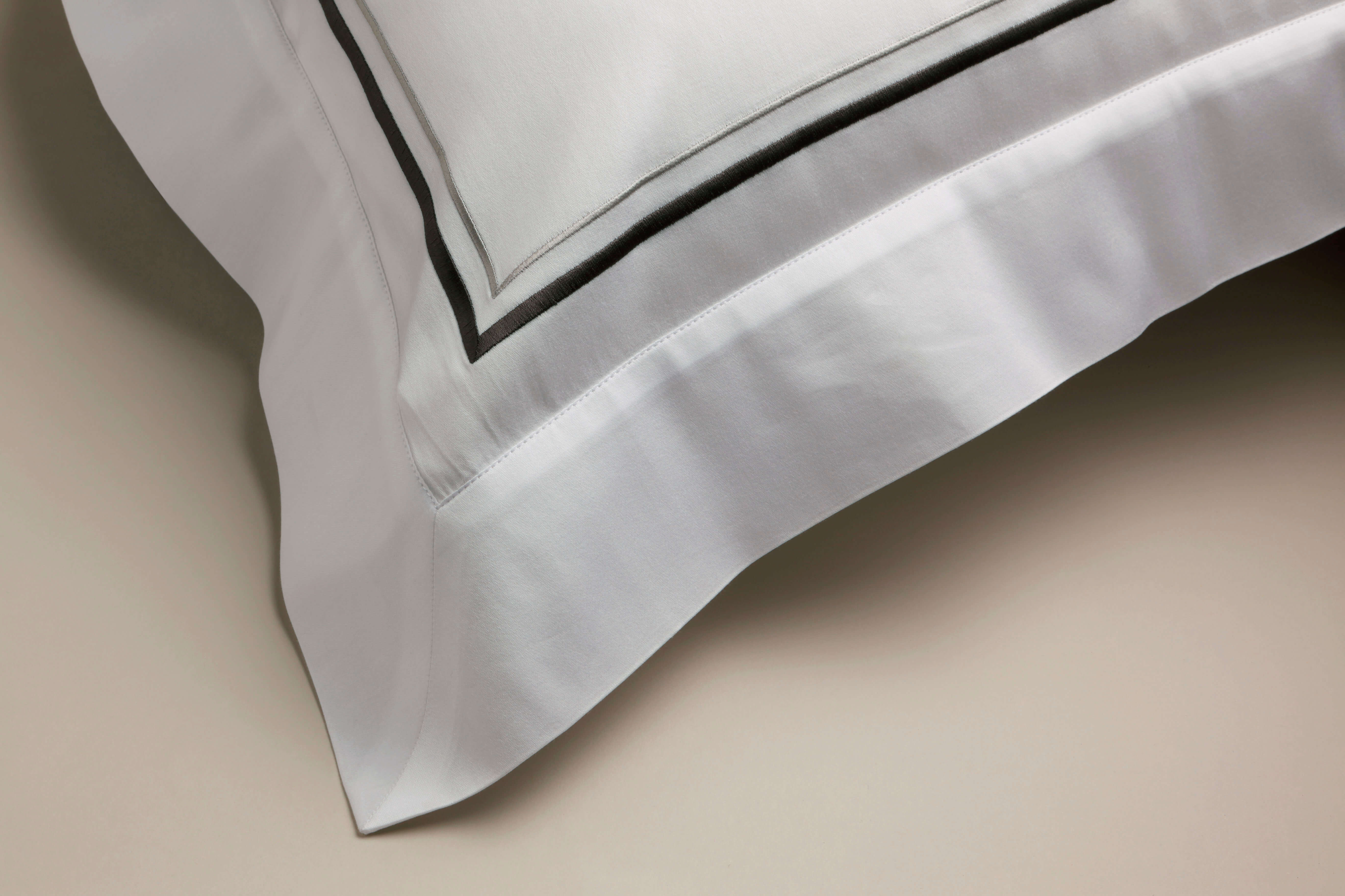 https://www.savoirbeds.com/wp-content/uploads/2019/04/Sateen_GreyCorded_Detail2.jpg