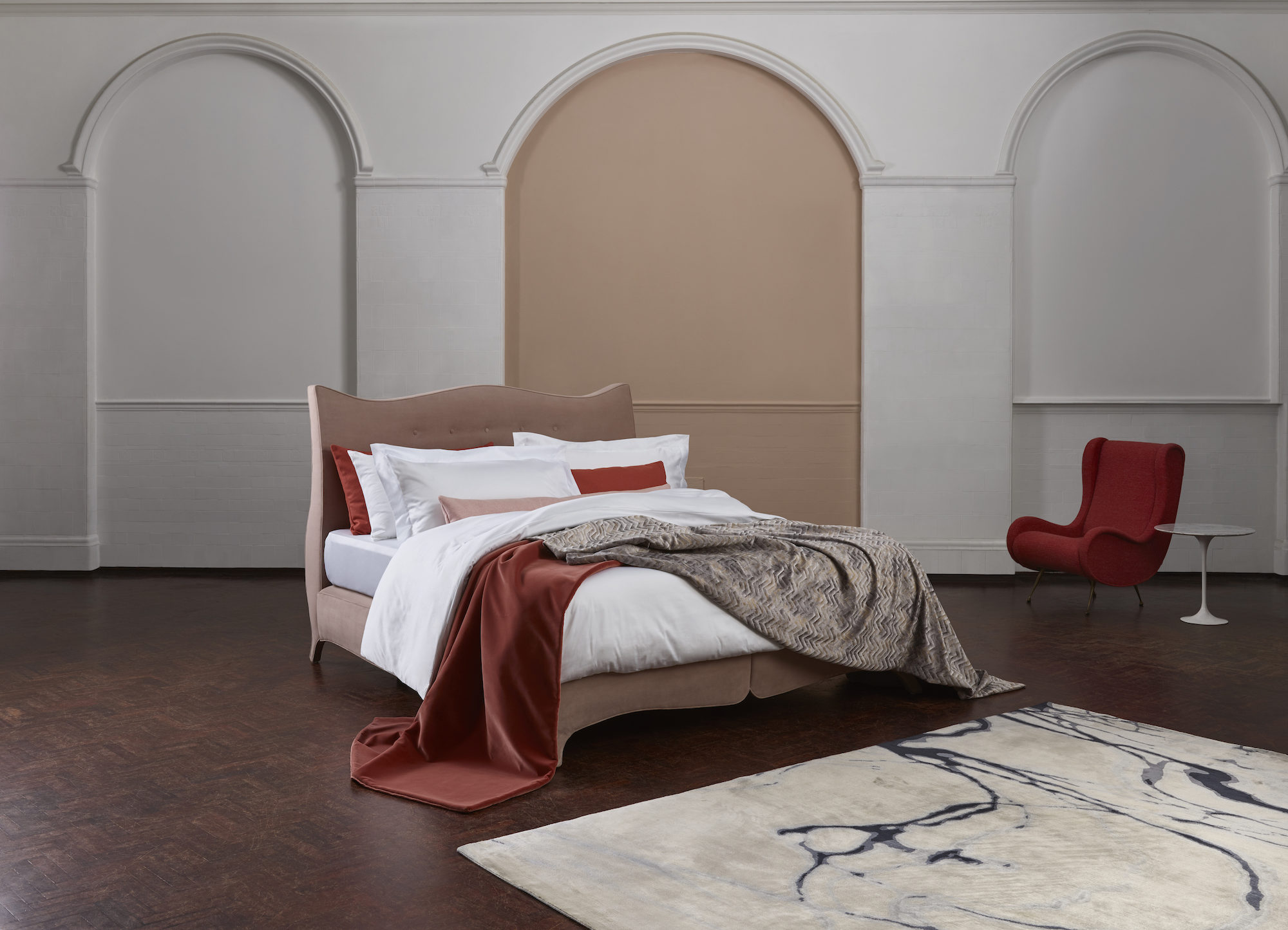 The Penelope bed adorned by the Dream linen collection