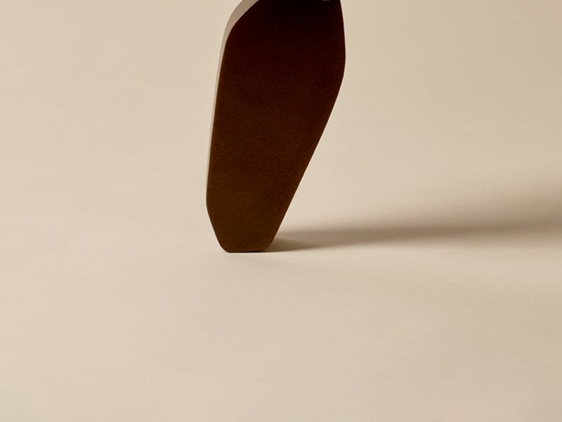 Savoir bed leg designed to emulate a cloud