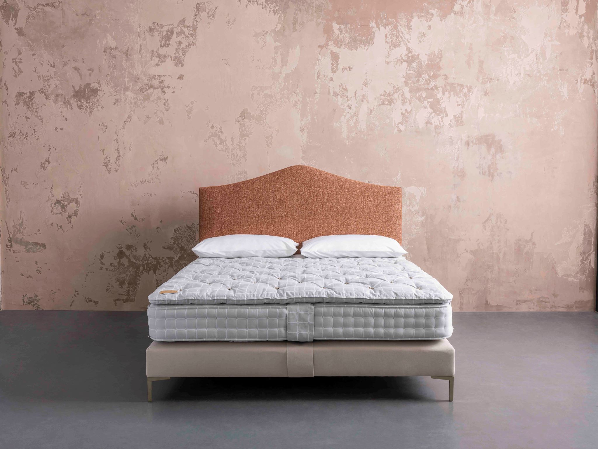 A close-up image of the new, No5 mattress featuring the mattress and the topper.