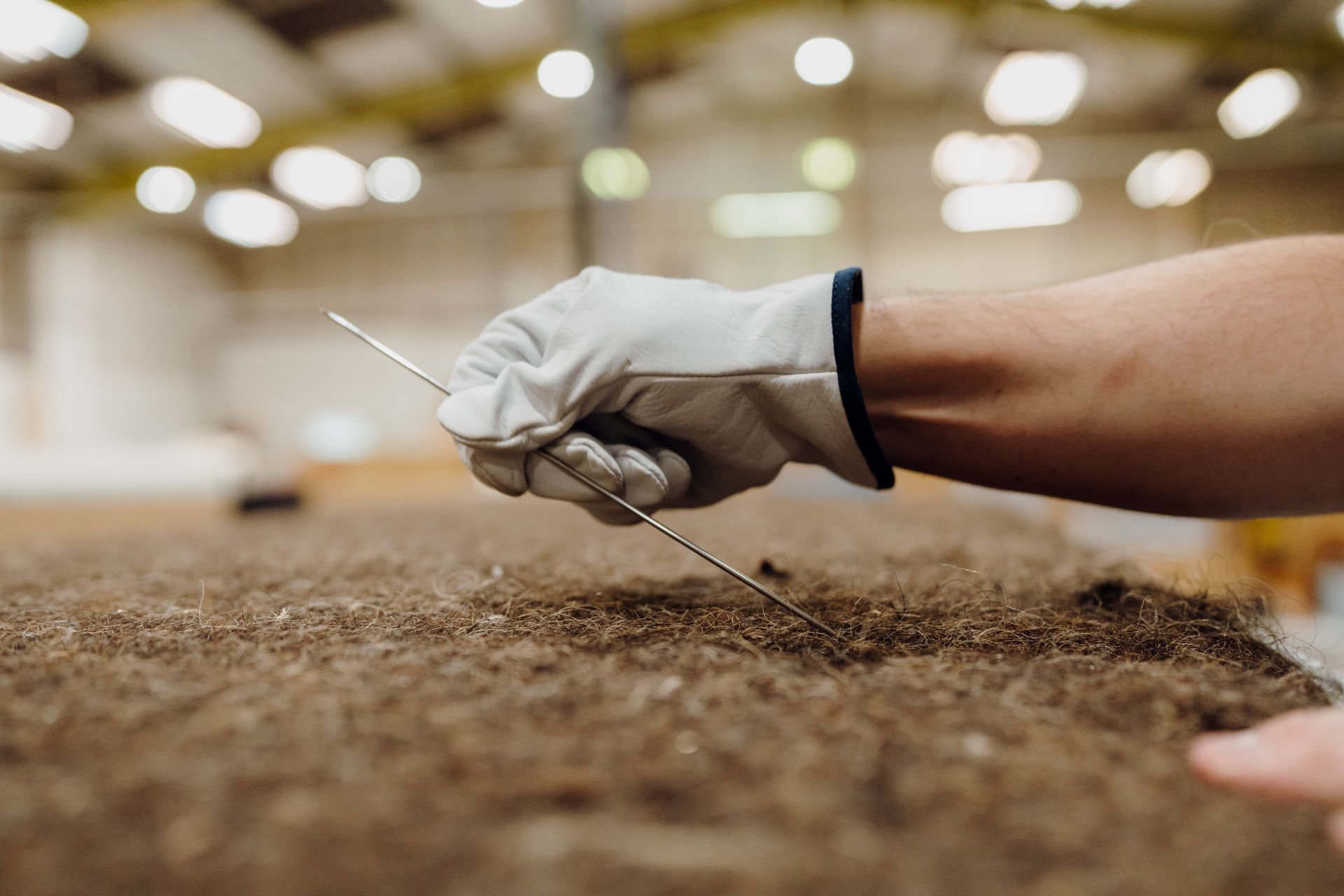 Image of the horse tail delicately handled by a craftsman during the manufacturing process.